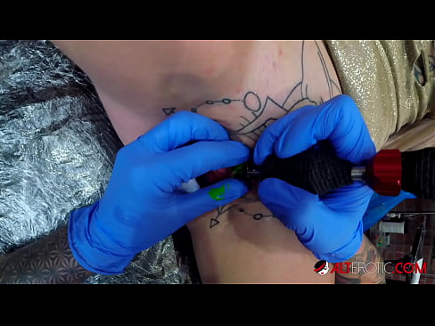 ❤️ Sully Savage mai tsananin jarfa ta yi tattoo a kan kwarin ta ❌ Batsa na Gida